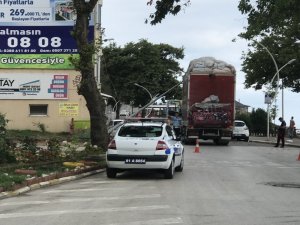 Akçakoca’da kamyon aydınlatma direğini yıktı