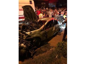 Yoldan çıkan otomobil hurdaya döndü