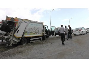 Çöp kamyonu otomobille çarpıştı: 2 yaralı
