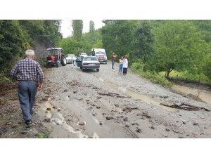 Samsun’da sağanak yağış yol kapattı