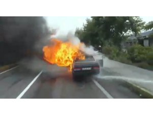 Seyir halindeki otomobil alev alev yandı