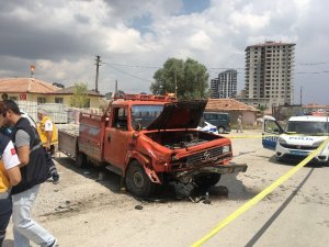 Kamyonet ile otomobil çarpıştı: 1 ölü, 1 yaralı