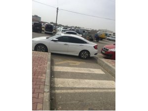 Vatandaşlardan yaya geçitlerine park edilen araçlara tepki