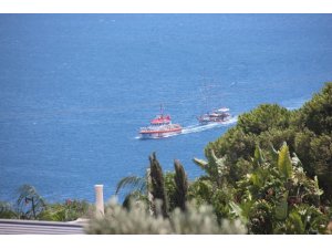Deniz ortasında kalan tur teknesi kurtarıldı