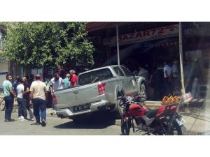 Minibüse çarpıp iş yerine girdi: 2 yaralı