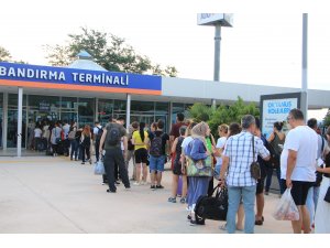 Bandırma Feribot İskelesi'nde yoğunluk