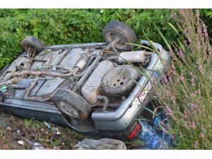 Takla atıp dereye uçan otomobilde 4 yaralandı