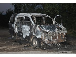 Alev alev yanan minibüs küle döndü