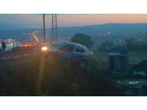 İnşaat uçurumunu son anda fark etti, otomobil asılı kaldı