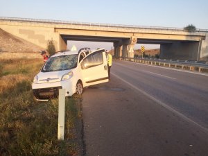 Ticari araç bariyerlere çarptı : 4 yaralı