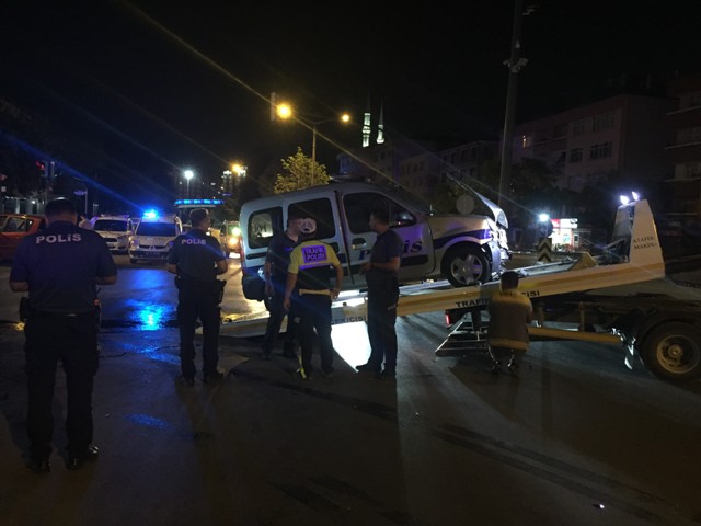 Alkollü sürücü kırmızı ışık ihlali yaptı Sonra polis arabasına çarptı