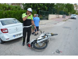Motosikletiyle otomobile çarpan sürücü yaralandı