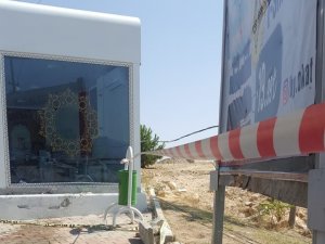 Kontrolden çıkan otomobil akıllı durağa çarptı