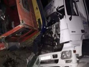 Arpa Yüklü Kamyon ile TIR çarpıştı arpa çuvallar yola savruldu.