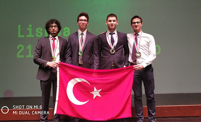 Lise öğrencileri Portekiz'deki 'Fizik Olimpiyatları'ndan madalyalarla döndü