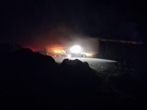 Besi yangınında 400 ton saman yandı