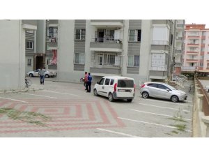 Misafirliğe gittiği evin çatısına çıkıp aşağı atlayan kadın öldü
