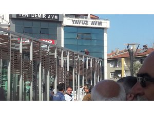 Belediye binasına önünde silahla havaya ateş açan şahıs korkuttu