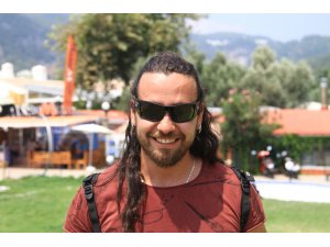 Yamaç paraşütü bitince toprağı öptü