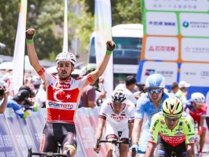 Onur Balkan, Çin'de podyumda