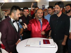 Sanatçı Işılak, nikah şahidi oldu