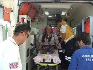 Cinnet geçiren koca eşine saldırdı