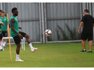 Bursaspor’un yeni transferi ilk antrenmanına çıktı