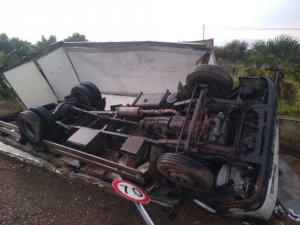 İzmir’de yol kenarındaki duvara çarpan kamyon devrildi: 1 yaralı