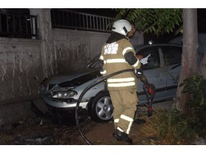 İzmir’de iki otomobil çarpıştı: 3 yaralı
