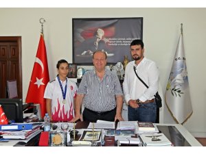 Türkiye Şampiyonu Fadime’den Başkan Özakcan’a ziyaret
