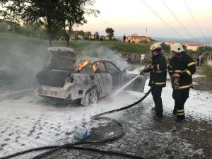 Seyir halindeki otomobil alev alev yanarak küle döndü