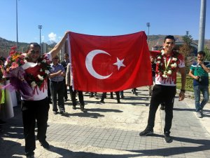 Kırık parmak ve çatlak ayak ile dünya şampiyonu oldu