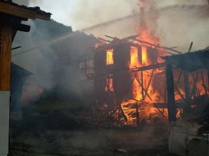 Bolu’da çıkan yangın 2 ev ve 1 odunluğu kül etti