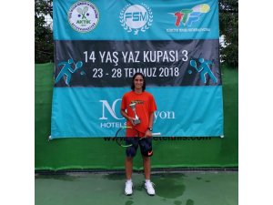Yıldırımlı raket rakip tanımıyor
