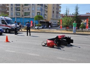 Otomobil elektrikli bisiklete çarptı: 1 yaralı