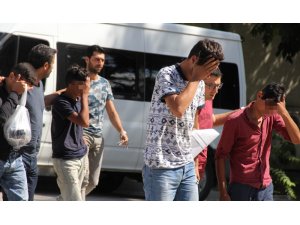 Tanınmamak için etek giyen hırsızlık zanlıları yakalandı