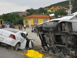 Konya'da otomobil tırla çarpıştı: 2 ölü, 2 yaralı