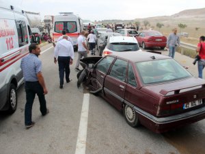 Kum fırtınası iki zincirleme kazaya yol açtı: 17 yaralı