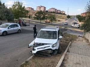 Otomobilde fare zehri içip kaza yaptı