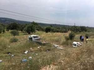Manisa’da tüp kamyoneti tarlaya uçtu