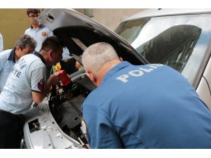 Aracın motor kısmına sıkışan kedi için polis ve itfaiye seferber oldu