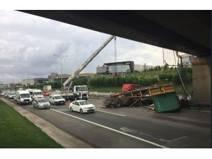 Konteyner yüklü tır köprüden TEM’e uçtu: 1 yaralı
