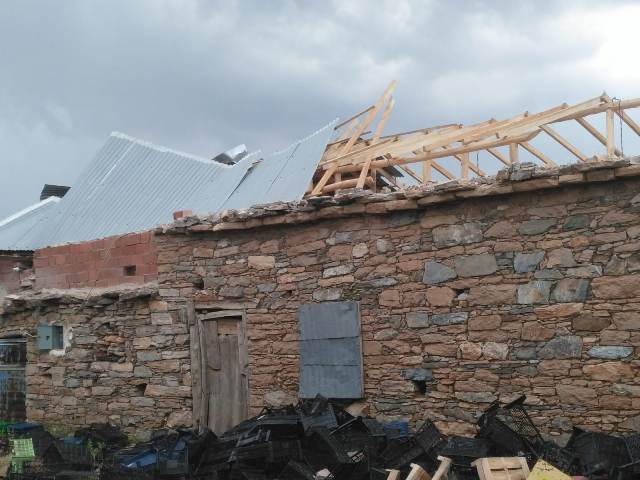 Hortum çatıları uçurdu