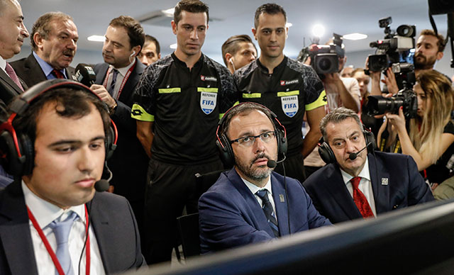 Bakan Kasapoğlu VAR koltuğuna oturdu