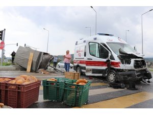 Hasta taşıyan ambulans kamyonetle çarpıştı: 6 yaralı