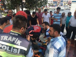 Freni boşalan kamyonetin sürücüsü yayalara çarpmamak için ağaca çarptı