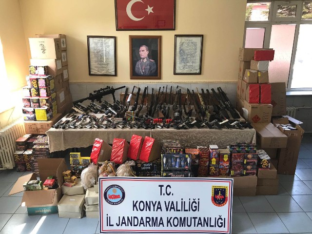 Yetki belgesi olmayan av bayisindeki silahlara el konuldu