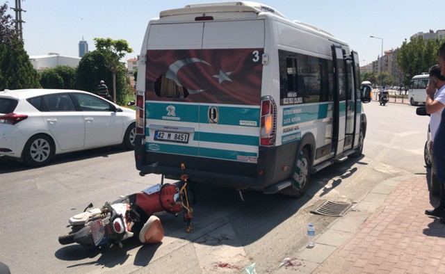 Minibüse çarpan elektrikli bisiklet sürücüsü yaralandı