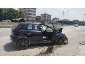 Otomobil hafriyat kamyonunun altına girdi: 1 ölü