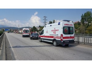 Hakimiyeti kaybeden sürücüyü köprü bariyeri kurtardı; 2 yaralı